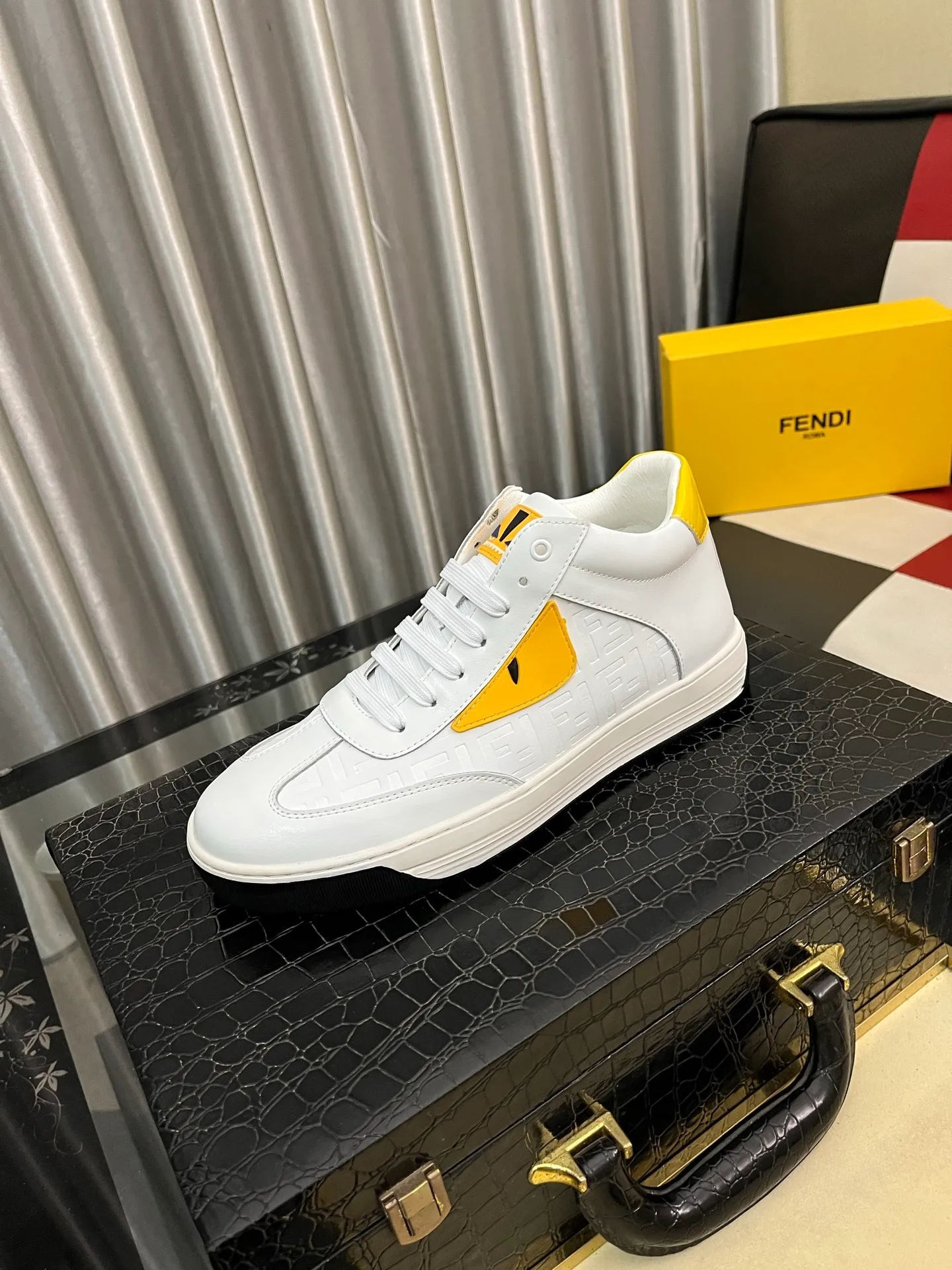 Ex-factory price: 420⌚️⌚️[Fendi] Fendi’s latest casual shoes for men! Available at counters simultaneously! A one-to-one replica of the original. The surface is made entirely of imported first-layer calfskin with crocodile pattern, the interior is made of first-layer water-dyed cowhide, and the original factory-supplied rubber outsole. Leading new fashion concepts. Matching code: 38-442️⃣Colors available